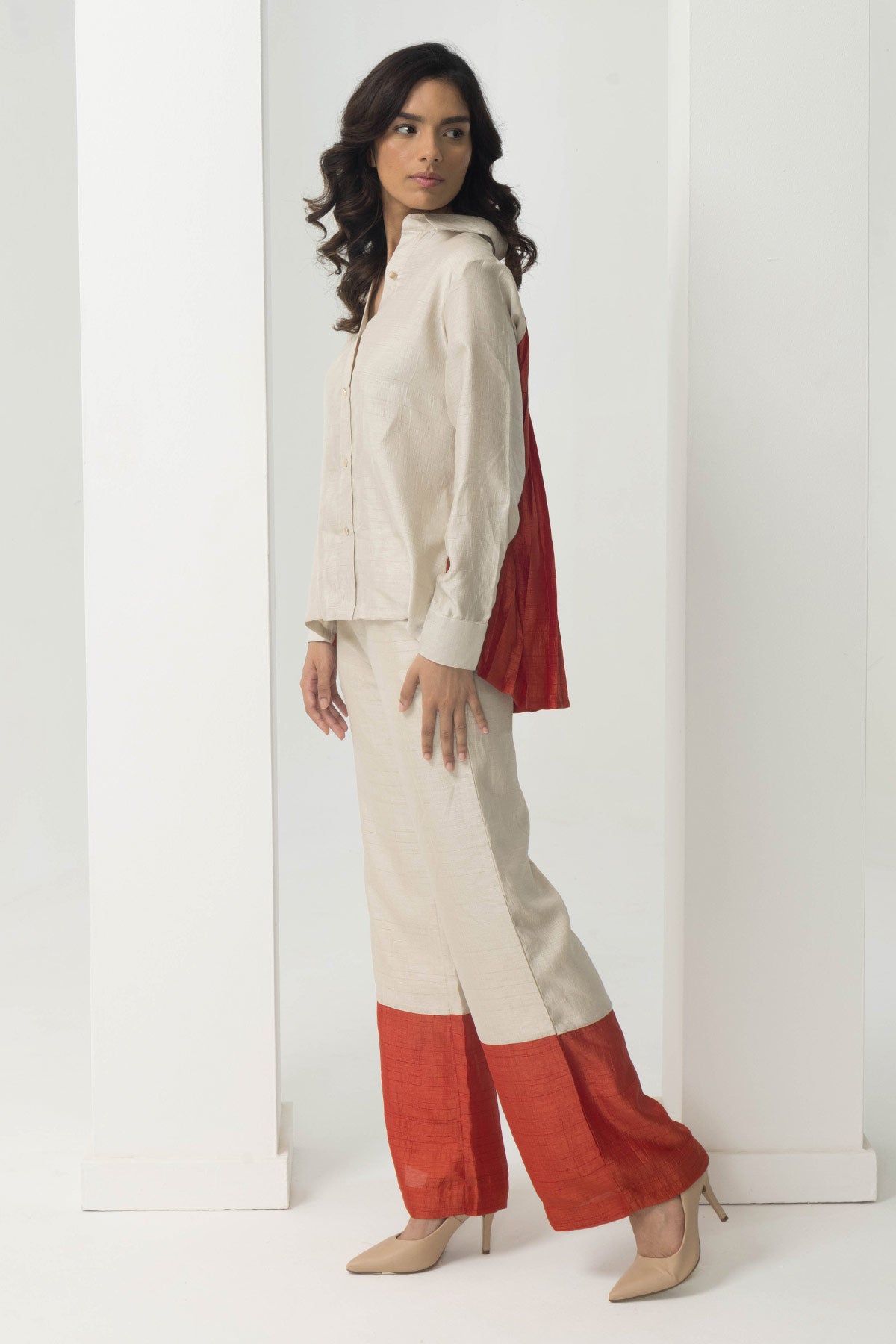 Escape colour-block pleated shirt cord set beige-rust