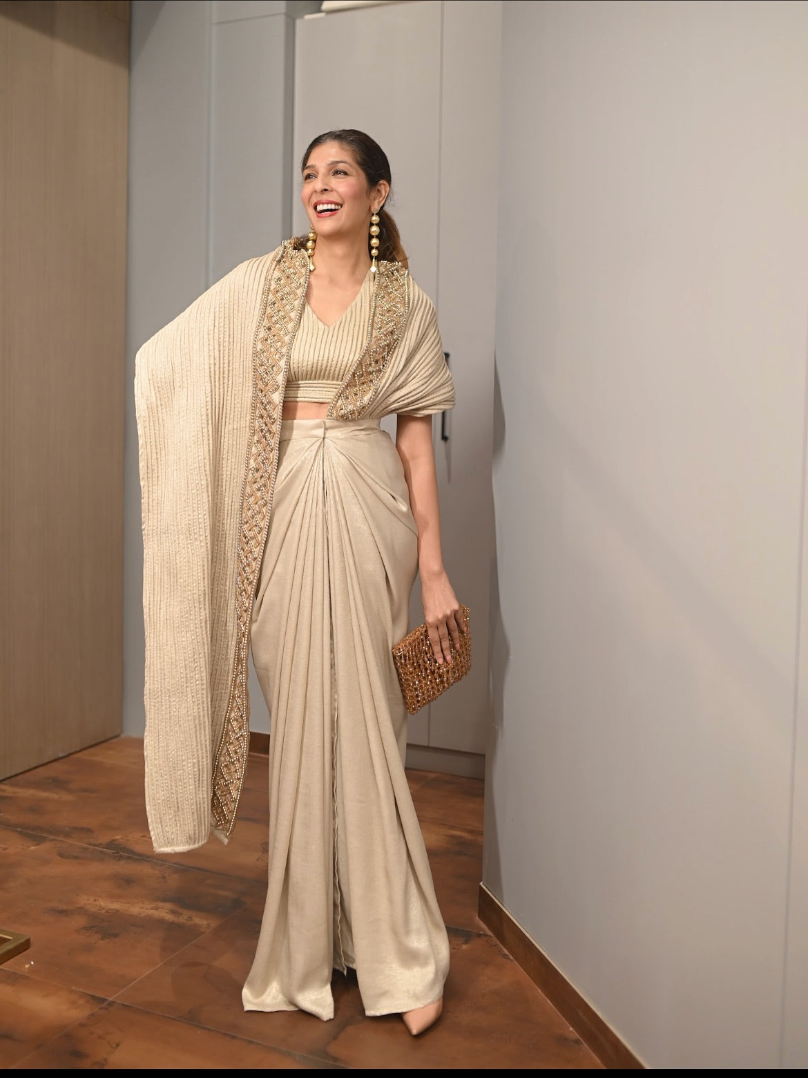 mallika singhania in dori embroidered pallu metallic light gold saree