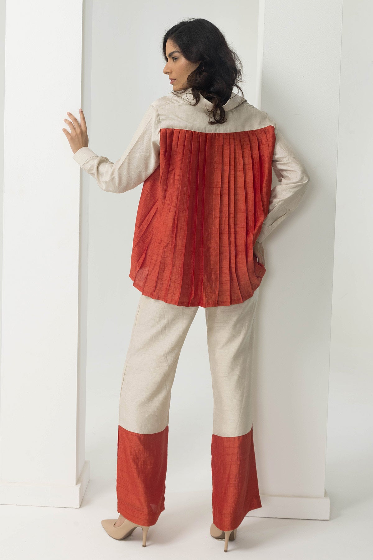 Escape colour-block pleated shirt cord set beige-rust