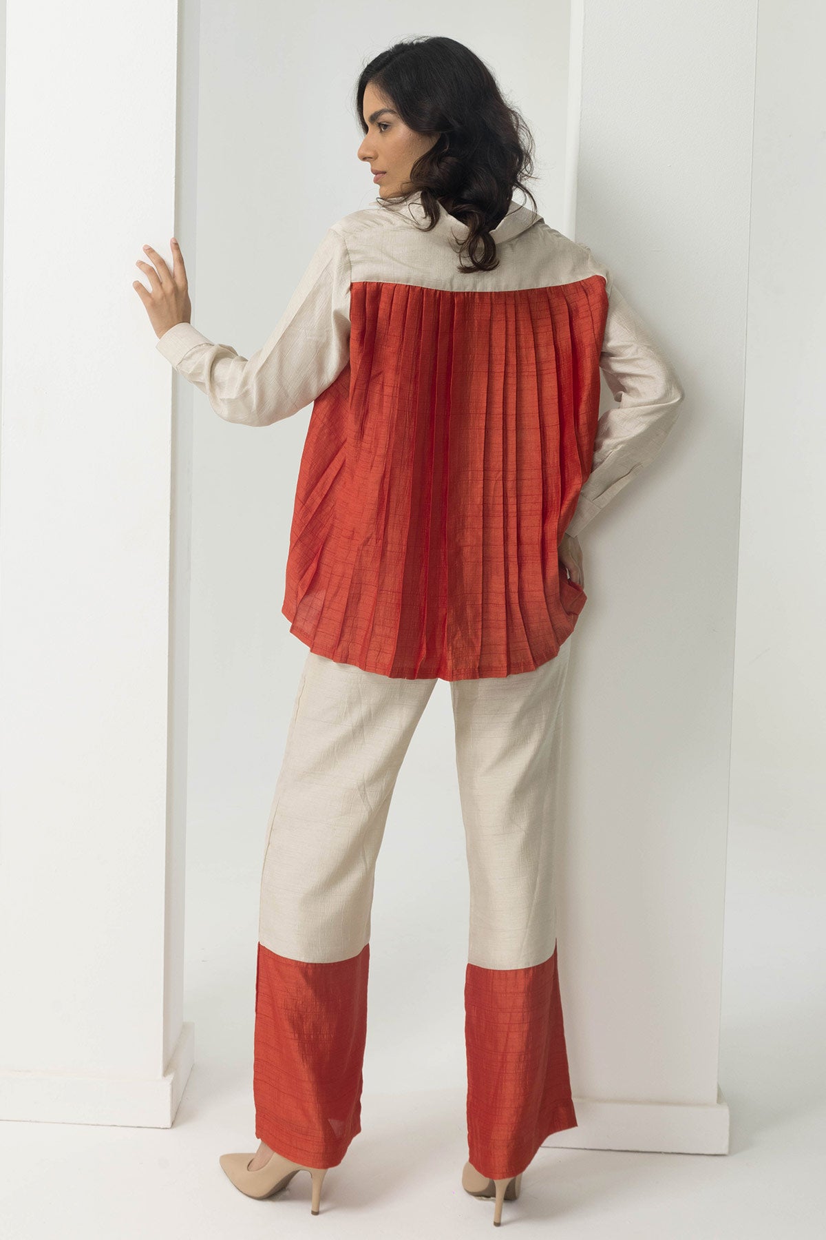 Escape colour-block pleated shirt cord set beige-rust