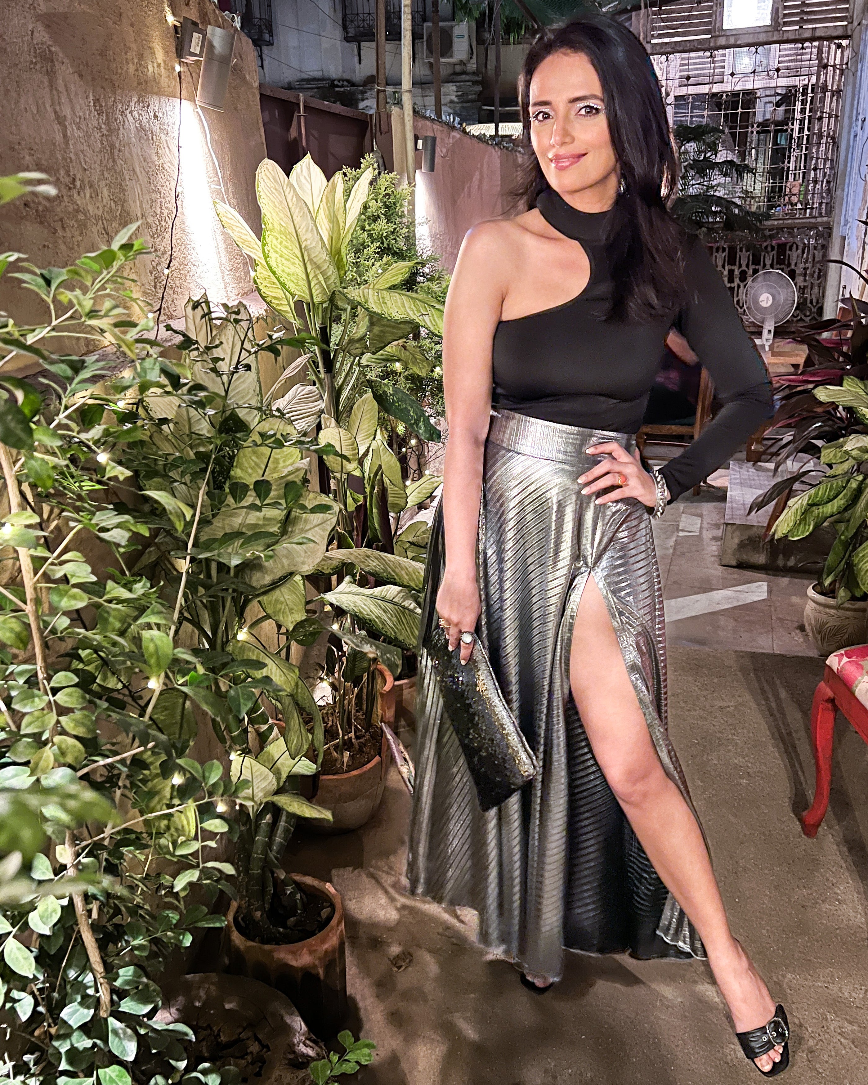 Pleated mettalic slit skirt